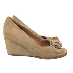 Gentle Souls Gabe's Bow Lt Brown Tan Suede Peep Toe Wedge Buckle Shoes Size 5.5